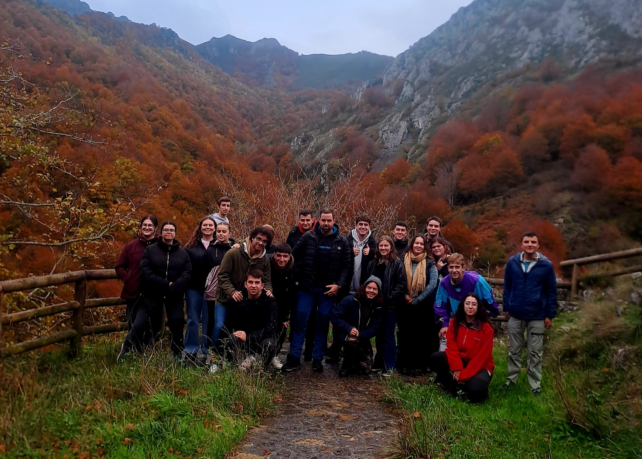 Los alumnos junto al profesor José Antonio González Díaz. Los alumnos junto al profesor José Antonio González Díaz.