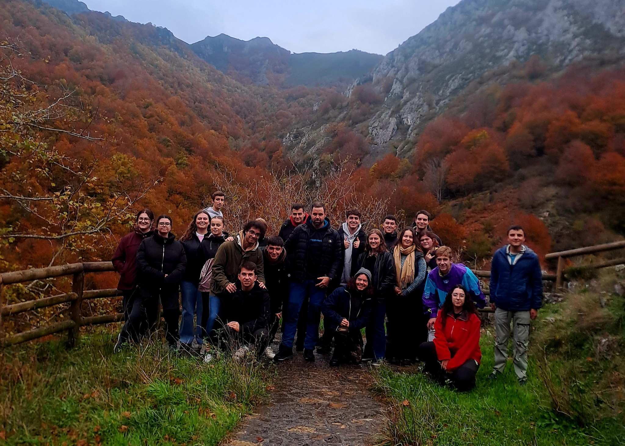 Los alumnos junto al profesor José Antonio González Díaz.