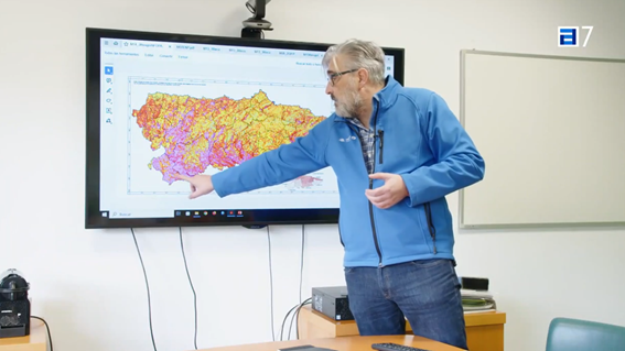 Arturo Colina muestra los mapas de recurrencia de incendios.