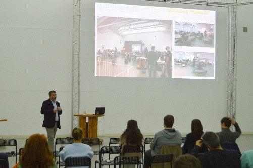 Daniel Herrera Arenas explicando la metodología y los resultados del taller de investigación. Daniel Herrera Arenas explicando la metodología y los resultados del taller de investigación.