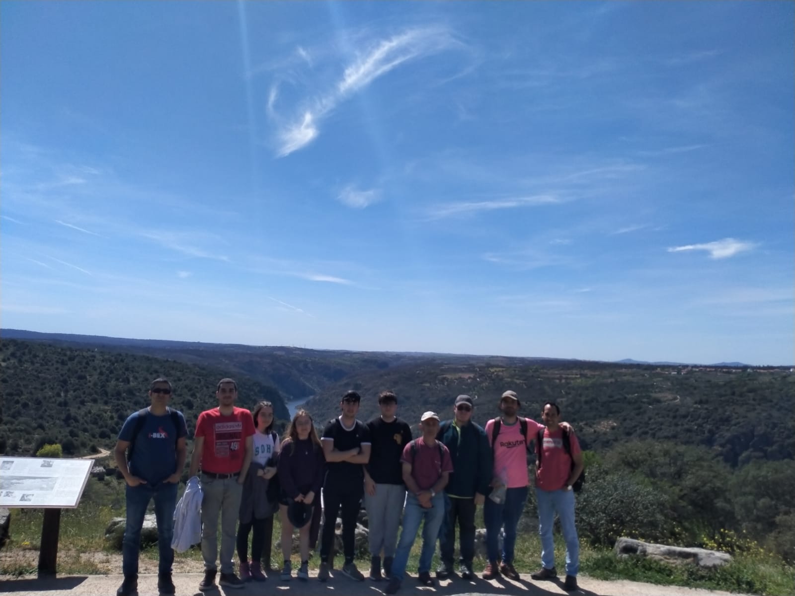 Foto grupal en el mirador de Fariza