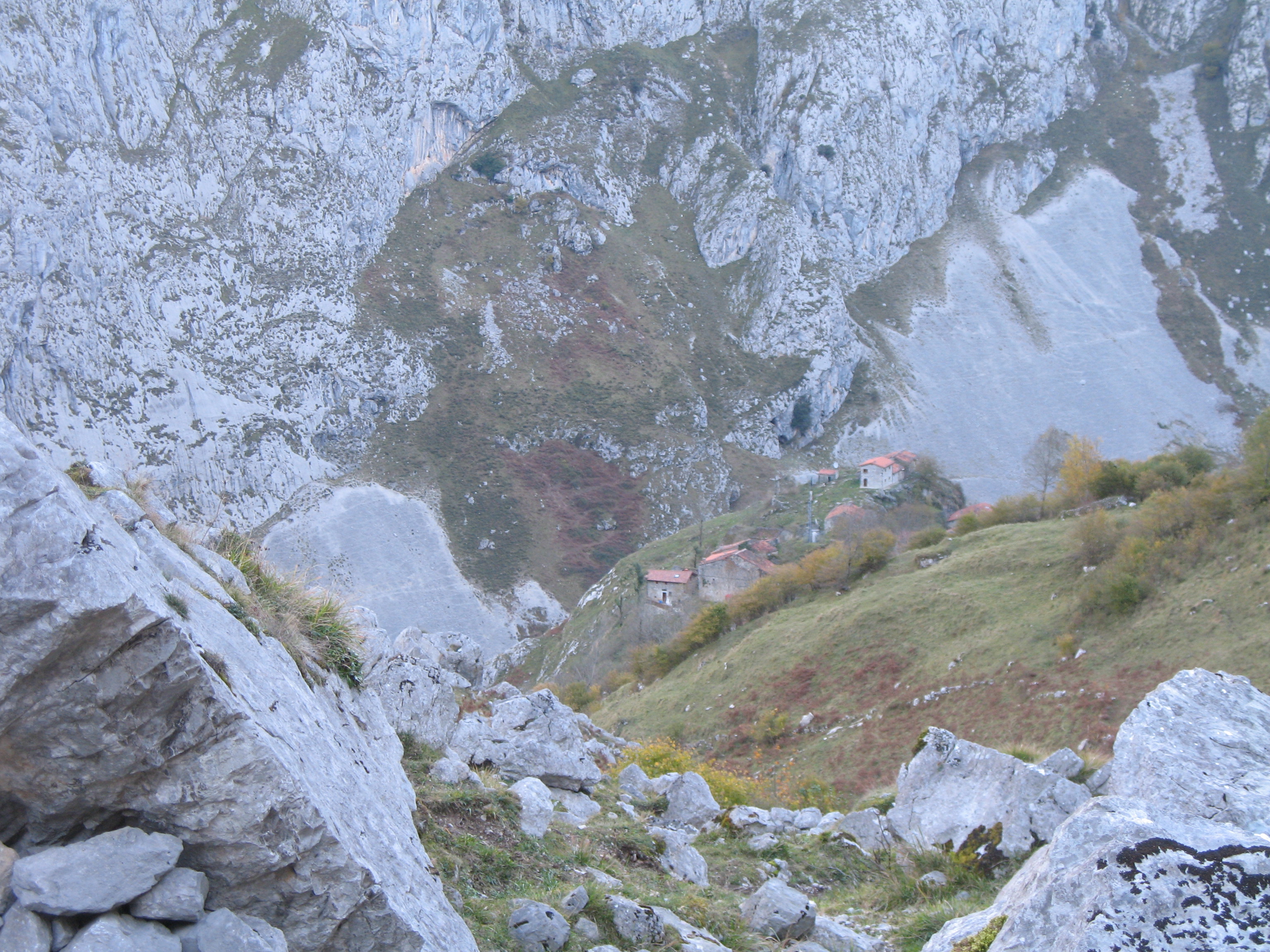 Imagen 7. El Castillo (Bulnes) sobre el desfiladero del Texu
