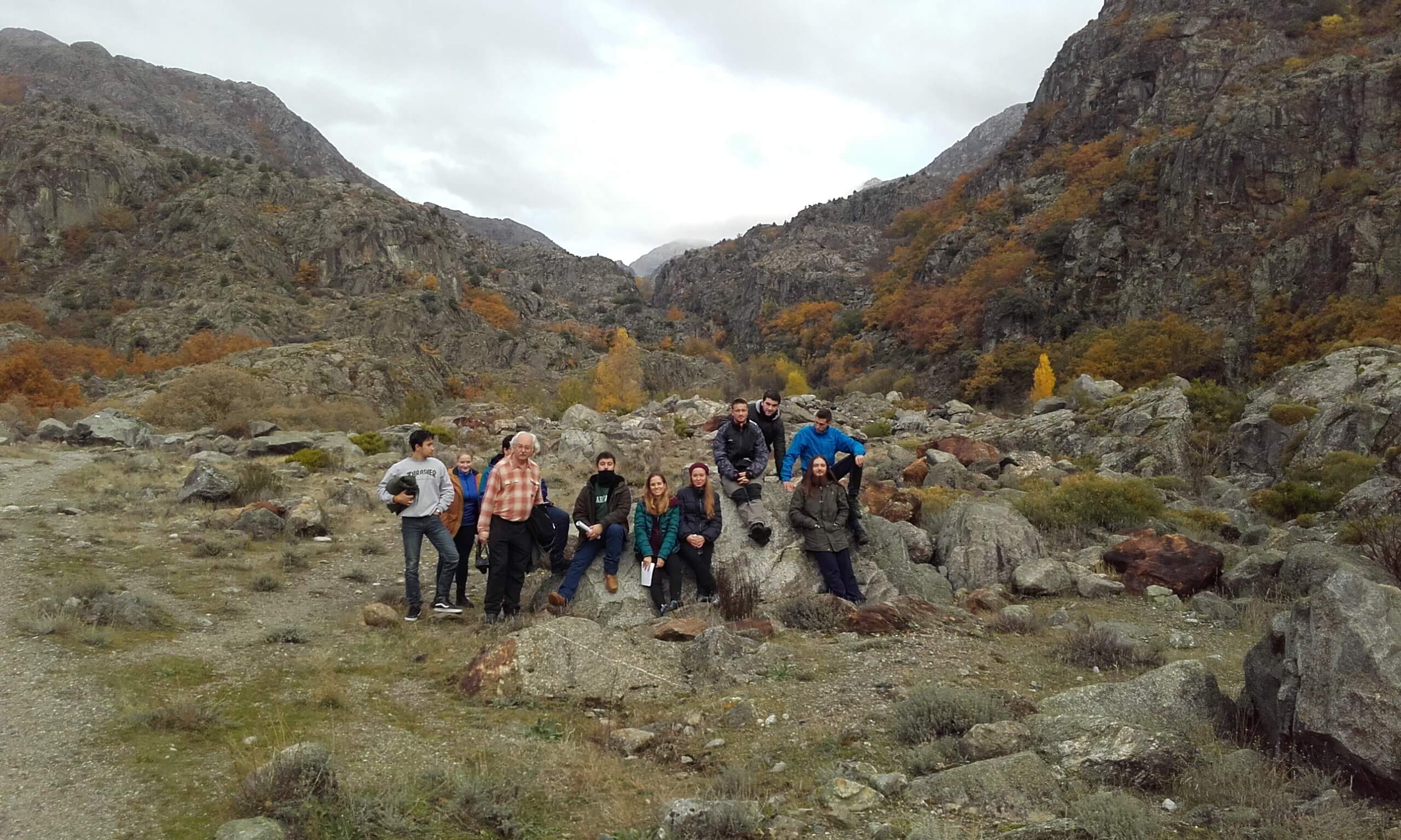 Alumnos de Geografía de España I y el profesor Manuel Sendín en los depósitos de la riada (acontecida el 9-01-1959) que rellenan el fondo del lecho glaciar del Cañon del Tera (Ribadelago, Zamora) Alumnos de Geografía de España I y el profesor Manuel Sendín en los depósitos de la riada (acontecida el 9-01-1959) que rellenan el fondo del lecho glaciar del Cañon del Tera (Ribadelago, Zamora)