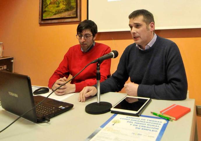 David Olay y Daniel Herrera durante la conferencia en Campomanes