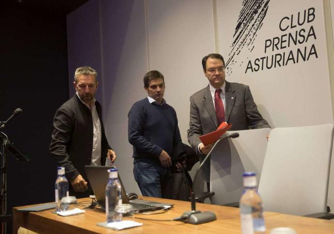 Felipe Fernández, Daniel Herrera y el director de área del Vicerrectorado de Investigación, Salvador Ordóñez García - Foto Luisma Murias