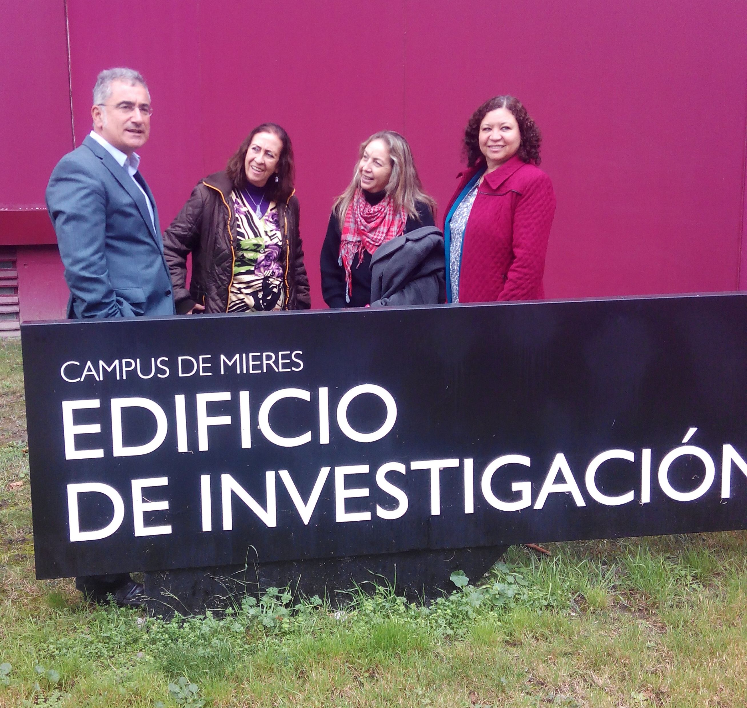 En la fotografía de izquierda a derecha las profesoras; Marta Morfín, Patricia de la Peña  y Rachel García acompañadas por el catedrático de Geografía Fermín Rodríguez Gutiérrez en el  Edificio de Investigación del Campus de Mieres.