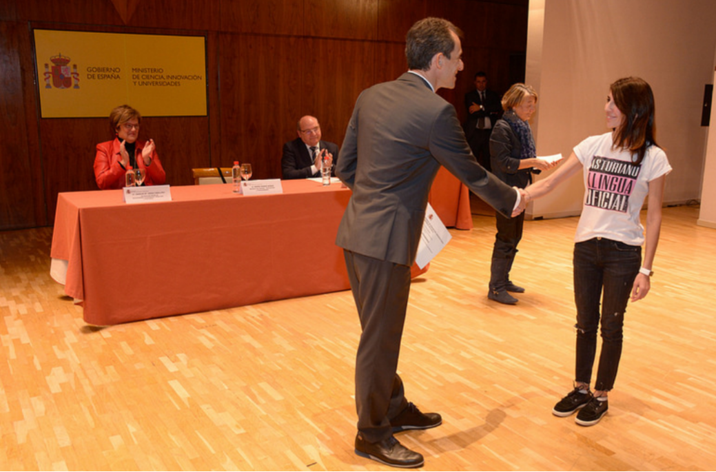 Cristina recoge el premio entregado por el ministro Pedro Duque Cristina recoge el premio entregado por el ministro Pedro Duque
