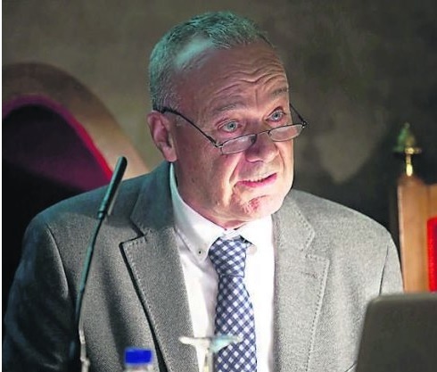 Aladino Fernández García, en la lectura de su discurso de ingreso. Fotografía: M.R. (El Comercio)