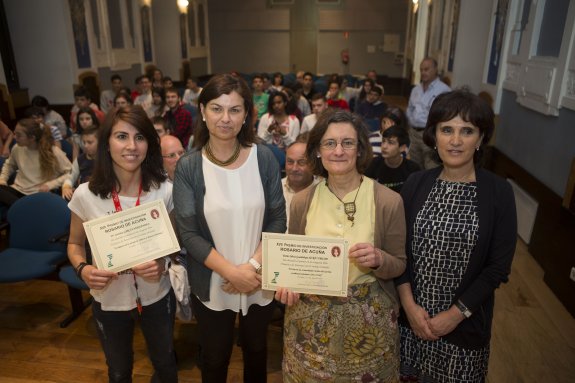 Cristina García con el diploma acreditativo